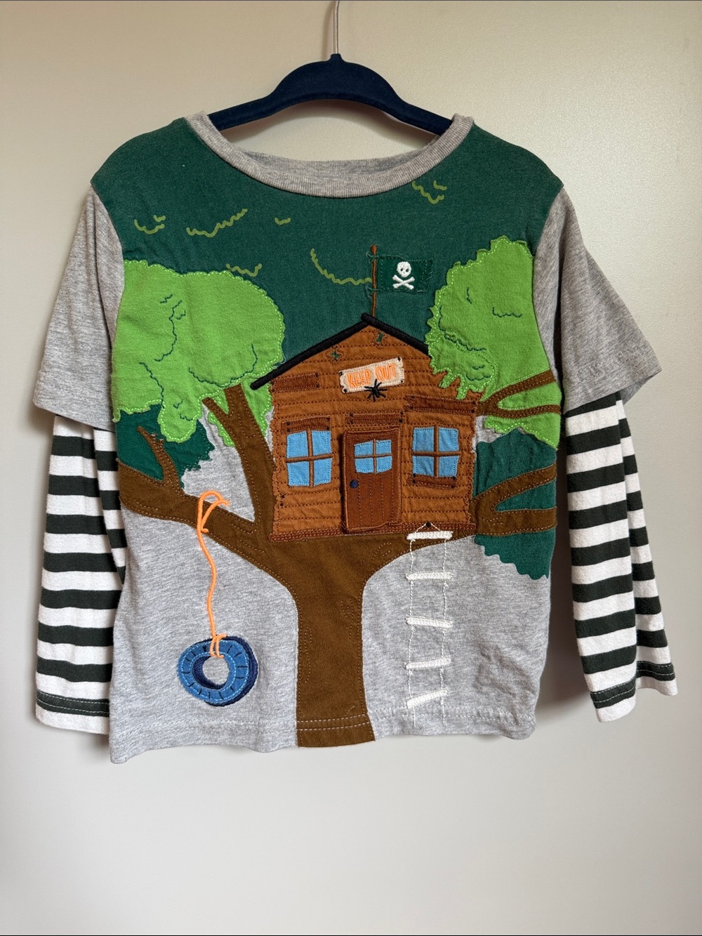 Mini Boden Green & Gray Treehouse Appliqué Long Sleeve Tee